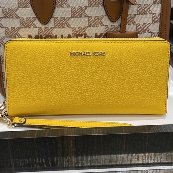 Michael Kors Handbags - Michael Kors Jet Set Travel Continental Leather